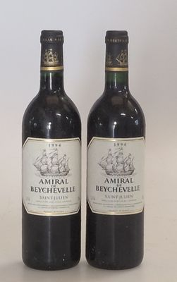 deux bouteilles de vin posées l'une à côté de l'autre sur une table