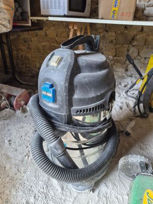 un aspirateur posé sur le sol d'une pièce