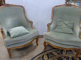 une paire de chaises vertes avec des coussins posés dessus, dans une pièce