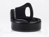 une ceinture noire avec une boucle, posée sur une boîte transparente