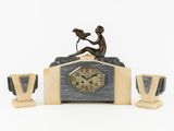 une horloge surmontée d'une statue représentant une femme assise