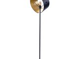 un lampadaire noir et doré sur fond blanc