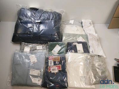 une pile de vêtements posée sur une table
