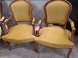 trois chaises jaunes placées les unes à côté des autres devant une table