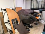 une pièce équipée d'un bureau, d'une chaise et d'un téléviseur