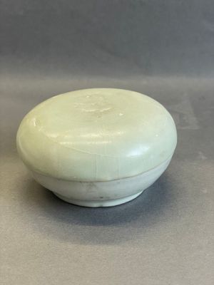une paire de bols en porcelaine blanche posés sur un support gris