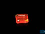 un losange orange sur fond noir