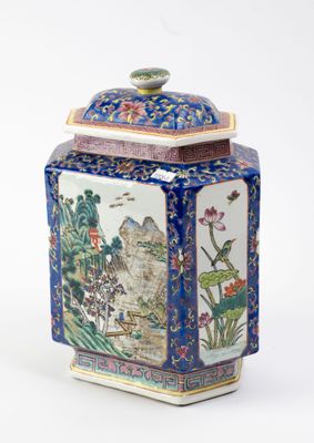 une image représentant un vase bleu et blanc orné d'un oiseau