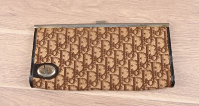 un sac à main marron et noir posé sur un parquet