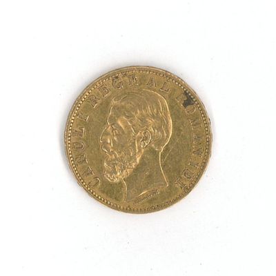 gros plan d'une pièce d'or sur une surface blanche