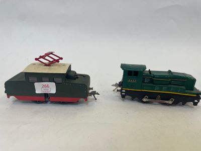 deux petits trains assis l'un à côté de l'autre sur une surface blanche
