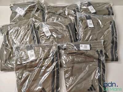 beaucoup de vêtements pour hommes emballés dans du plastique