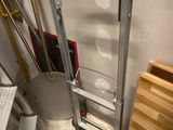 une photo d'une échelle dans une pièce en cours de rénovation