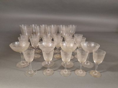 un grand nombre de verres à vin posés sur une table