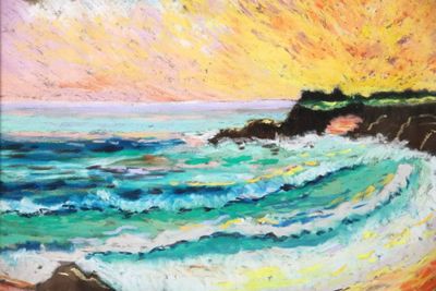 une peinture à l'huile représentant une scène de plage avec des vagues qui viennent s'écraser sur le rivage