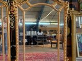 trois miroirs posés les uns à côté des autres sur le sol