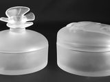 deux récipients en plastique transparent munis d'un couvercle, posés sur une surface noire