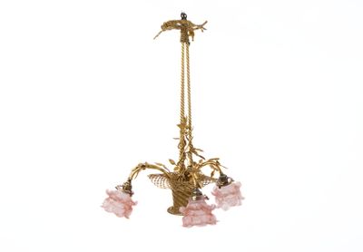 a gold chandelier with pink flowers hanging from it