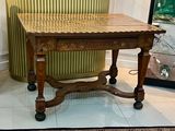 une table sur laquelle est posé un panier, dans une pièce