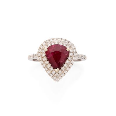 une bague sertie d'un rubis en forme de poire et de diamants