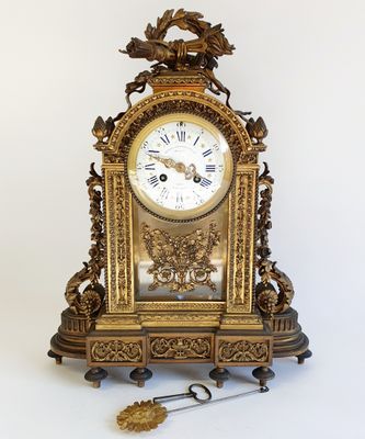 Pendule borne : à monture cage en bronze doré et vitres biseautées à d