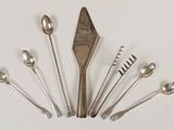 Plusieurs cuillères, fourchettes et cuillères-fourchettes sont disposées en cercle