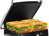 un gros plan sur un appareil à sandwichs avec un sandwich coupé en deux
