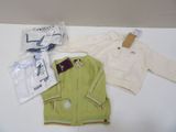 un pull vert, un pull blanc et une veste verte