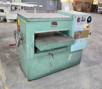 une machine posée à même le sol dans un entrepôt