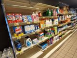 il y a beaucoup de produits d'entretien sur les rayons du magasin