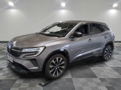 Le nouveau SUV Kia Kole 2020 est garé dans un showroom.