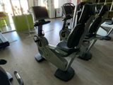une rangée de vélos d'appartement dans une salle de sport