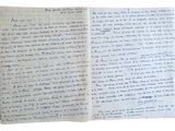un gros plan d'un morceau de papier sur lequel on a écrit