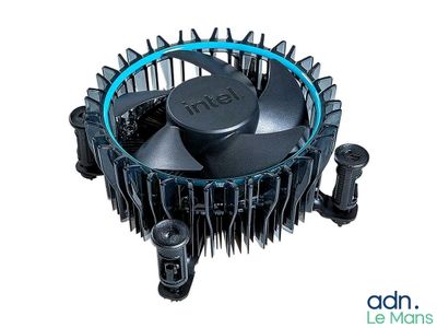 un gros plan d'un ventilateur de refroidissement sur fond blanc