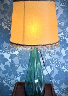 une lampe posée sur une table et munie d'un abat-jour