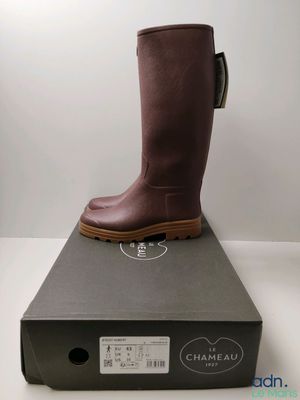 the boot is sitting on top of the box on the table