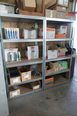 de nombreux cartons et boîtes sur les étagères du garage