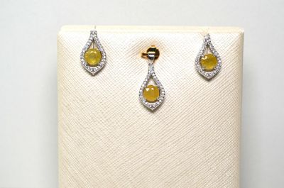 un gros plan sur une paire de boucles d'oreilles dans une vitrine