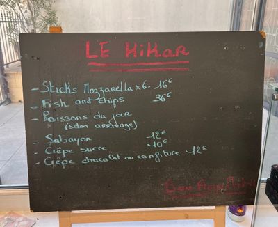 un tableau noir sur lequel est écrit le menu