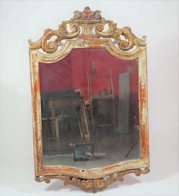 Miroir en bois peint à décor polychrome représentant une cor…