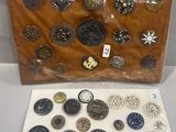 lot de boutons et de broches assortis dans un sachet en plastique