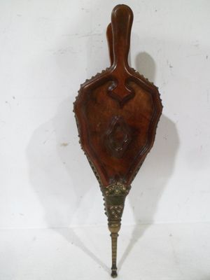 une cuillère en bois avec un manche sur une surface blanche