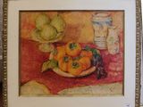 une photo d'un tableau posé sur une table, avec une corbeille de fruits