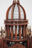 Cage à oiseaux en bois sculpté à décor architecturé et repos… (photo 4)