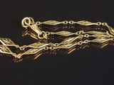 bracelet à chaîne plaqué or avec un motif de feuilles