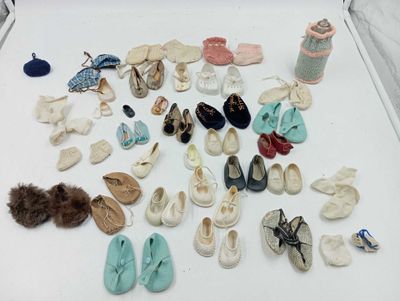 de nombreuses paires de chaussures posées sur une table blanche
