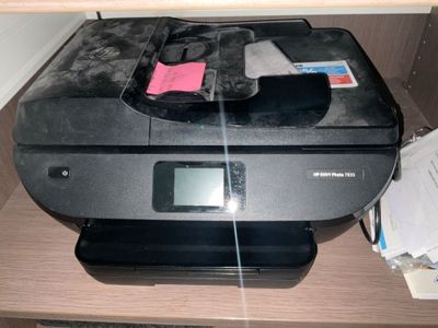 une imprimante posée sur un bureau