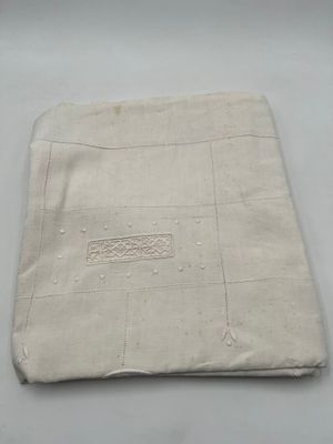 Deux draps en lin fin brodé.