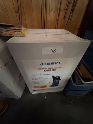 une boîte posée par terre à côté d'une pile de livres