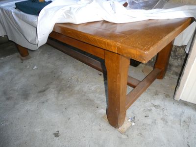 une table en bois recouverte d'une nappe blanche